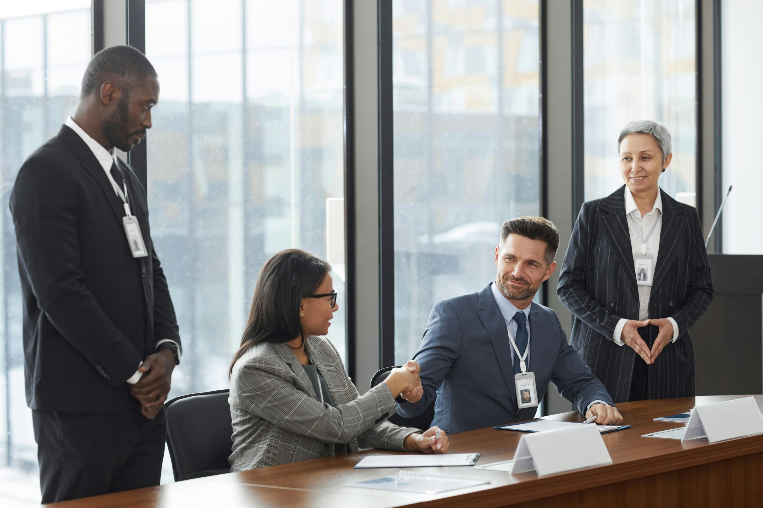 Abogados reunidos en negociación y resolución estratégica de conflictos legales.