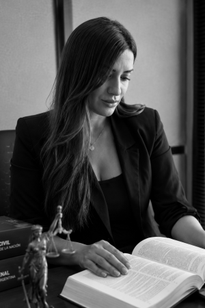 Florencia Barba, abogada penalista en Buenos Aires especializada en defensa penal y causas complejas.